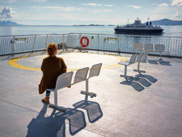 Une femme assise de dos sur un banc prête à partir en voyage