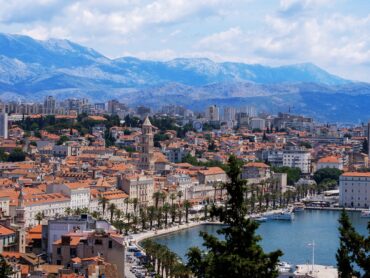 Vue sur la ville de Split avec les montagnes en arrière plan