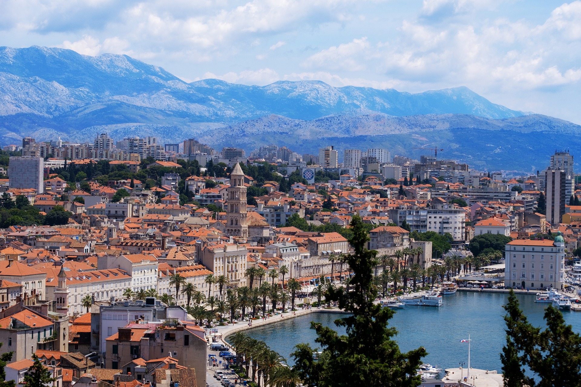 Vue sur la ville de Split avec les montagnes en arrière plan